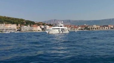Güneşli bir yaz gününde Split şehrinin seddindeki yattan manzara