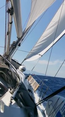 Güneşli bir yaz gününde denizde yelken açmak. Bakış açısı. Dikey Video