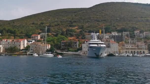 Malowniczy Port Jednej Wysp Chorwacji Szczycie Sezonu Letniego Widok Jachtu — Wideo stockowe