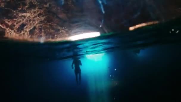 Folk Simmar Grotta Adriatiska Havet Visa Ovan Och Vatten — Stockvideo