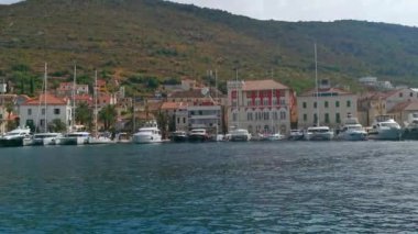Hırvatistan 'ın yaz mevsiminin en yoğun olduğu adalardan birinin pitoresk limanı. Yat manzaralı