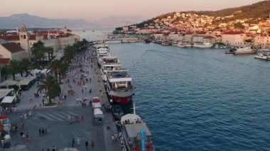 Hırvatistan 'ın Trogir kentinin toprak döşeme ve mimarisinin panoramik manzarası.
