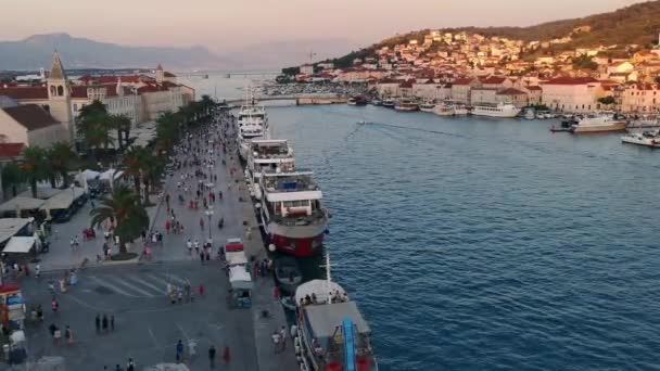 Πανοραμική Θέα Στο Ανάχωμα Και Την Αρχιτεκτονική Της Πόλης Trogir — Αρχείο Βίντεο
