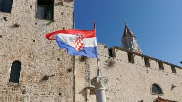 Σημαία Κροατίας Στο Κέντρο Της Πόλης Trogir Μια Ηλιόλουστη Μέρα — Αρχείο Βίντεο