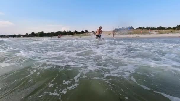 Een Man Zijn Hond Springen Oceaan Zwemmen Langzame Beweging — Stockvideo