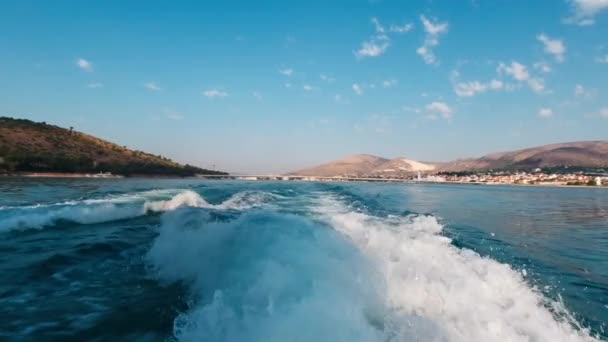 Güneşli Bir Yaz Sabahında Sürat Teknesinin Bıraktığı Suda Bir — Stok video