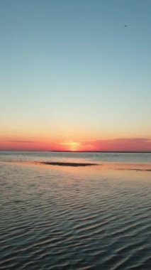 Kinburn Spit yaz sabahının erken saatlerinde. Halterin üzerinde gün doğumu. Dikey Video