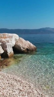 Hırvatistan 'da plaj Yazın erken saatlerinde Dikey Video