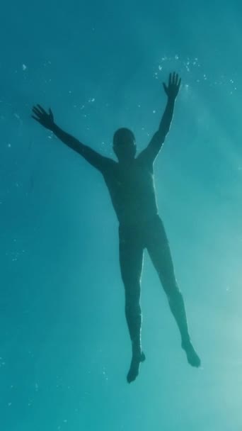 Uomo Nuota Sulla Superficie Poi Tuffa Nelle Profondità Del Mare — Video Stock