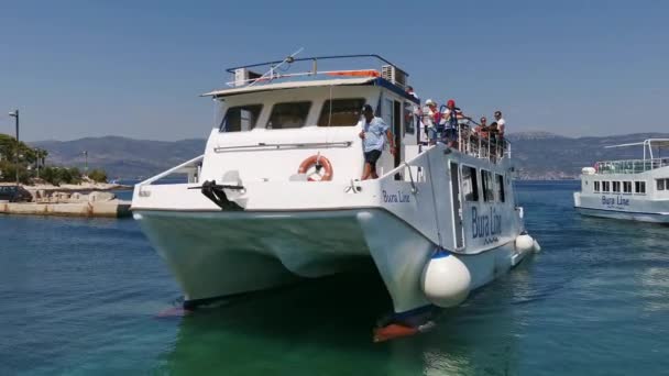 クロアチア スラティーヌ 2021年8月15日 Buraラインフェリーは 乗客を解雇するために早朝に桟橋に到着します — ストック動画