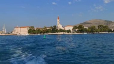 Denizden köprüye ve Hırvatistan 'ın Trogir kentinin mimarisine manzara - Panoramik manzara