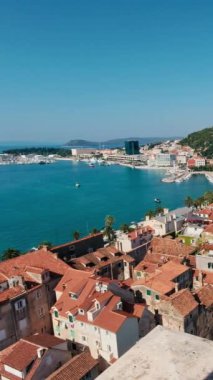 Hırvatistan 'ın Split kentinin hava manzarası. Dikey Video
