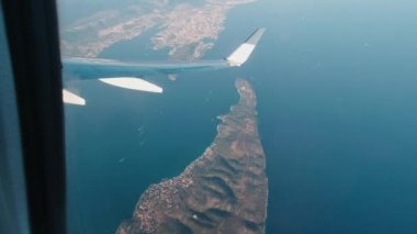 Dönüş yapan bir uçağın penceresinden bak. Deniz ve Hırvat adalarının manzarası