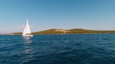 Güneşli bir yaz gününde, kıyı şeridinde yelken açarken... 