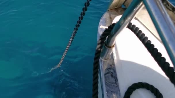ヨットの上の水から上昇するアンカーチェーン — ストック動画