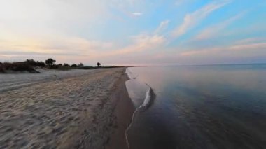 Sabahın erken saatlerinde deniz kenarında aşırı hızlanma. Denizde şafak