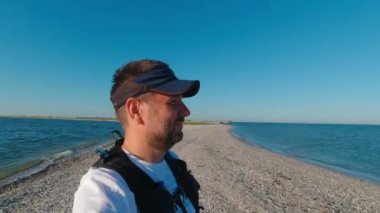 Kinburn Spit, Ukrayna 'nın kıyısında bir adam duruyor.
