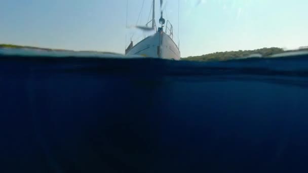 アドリア海のコストに近いアンカーでヨット 水の上と下のビュー — ストック動画