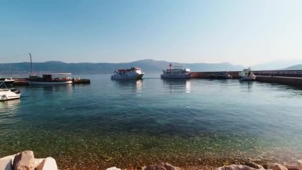 クロアチア スラティーヌ 2021年8月15日 旅客とBuraラインフェリーは 初夏の朝に桟橋から出発します — ストック動画