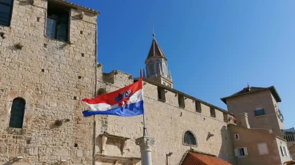 クロアチアのクロアチアの都市トロギールの旗の柱の旗 — ストック動画