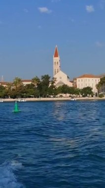Denizden köprüye manzara ve Hırvatistan 'ın Trogir kentinin mimarisi - panoramik manzara. Dikey Video