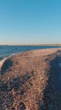 Kinburn Spit 'in kenarı, Ukrayna. Solda Dinyeper-Buzhsky Estuary 'nin tatlı suyu ve sağda Karadeniz' in tuzlu suyu var. Dikey Video