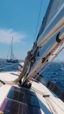 Açık Deniz 'de Açık Deniz Maceraları' na yelken açmak. Yaz tatili ve yat sporu. Dikey Video