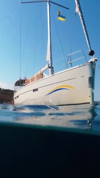Einem Sonnigen Sommertag Liegt Eine Jacht Einer Kleinen Bucht Vor — Stockvideo