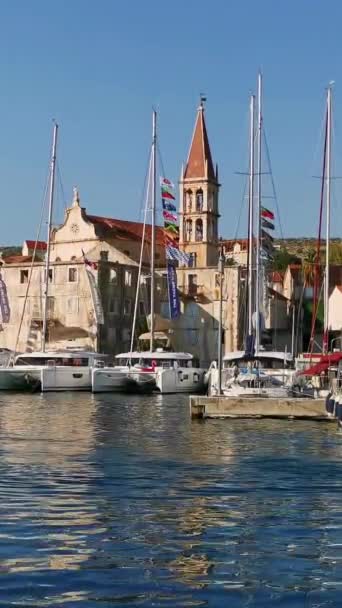 在一个阳光明媚的夏日 在一个克罗地亚岛屿的港口停泊游艇和船只 垂直录像 — 图库视频影像