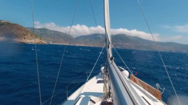 Güneşli bir yaz gününde, yat kıyıya yaklaşıyor. Tatil ve yaz tatili zamanı..