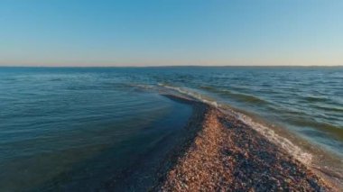 Kinburn Spit 'in kenarı, Ukrayna. Sağda Dinyeper-Buzhsky Estuary 'nin tatlı suyu, solda Karadeniz' in tuzlu suyu var..