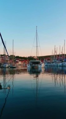 Güneşli bir yaz sabahının erken saatlerinde Hırvat adalarından birinin marinası. Dikey Video
