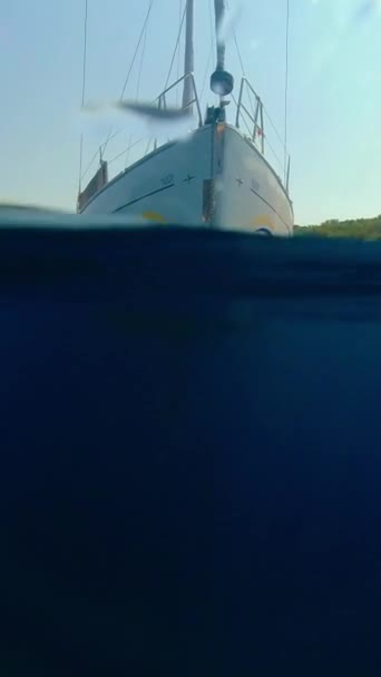 アドリア海のコストに近いアンカーでヨット 水の上と下の景色から バーティカルビデオ — ストック動画