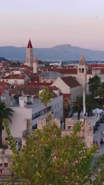 Hırvatistan 'ın Trogir kentinin seddi ve mimarisinin manzarası. Dikey Video