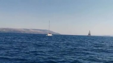 Yelken açarken güneşli yaz gününde deniz manzarası