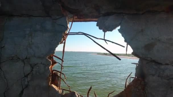 Vista Kinburn Cuspa Através Buraco Lado Uma Velha Barcaça Abandonada — Vídeo de Stock