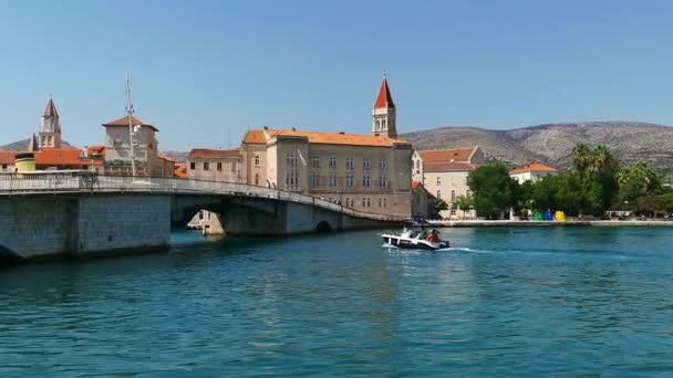 クロアチアのトロギール市の橋と建築への海からの景観 — ストック動画