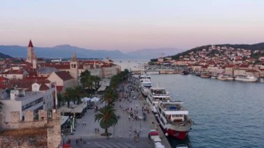 Hırvatistan 'ın Trogir kentinin toprak döşeme ve mimarisinin panoramik manzarası.