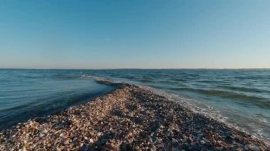 Kinburn Spit 'in kenarı, Ukrayna. Sağda Dinyeper-Buzhsky Estuary 'nin tatlı suyu, solda Karadeniz' in tuzlu suyu var..