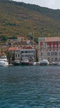 Hırvatistan 'ın yaz mevsiminin en yoğun olduğu adalardan birinin pitoresk limanı. Yat manzaralı. Dikey Video