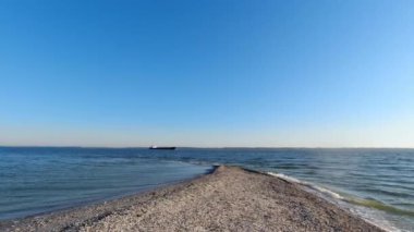 Kinburn Spit, Ukrayna. Sağda Dinyeper-Buzhsky Estuary 'nin tatlı suyu, solda Karadeniz' in tuzlu suyu var.