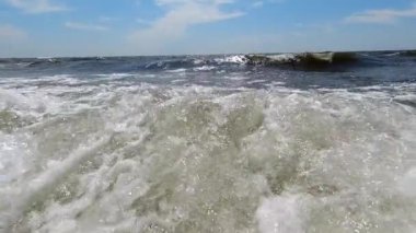 Güneşli bir günde deniz dalgaları. Yavaş çekim