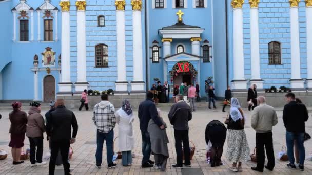 Kijev Ukrajna Május 2024 Emberek Állnak Előtt Szent Mihály Székesegyház — Stock videók