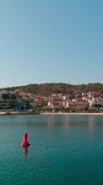 Güneşli bir yaz sabahında Hırvat sahilinin pitoresk sahilindeki yattan manzara. Deniz Burnu. Dikey 