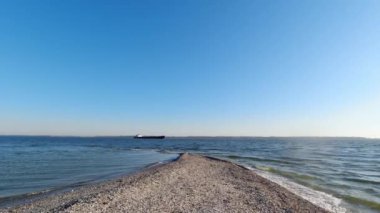Gemi Kinburn Tükürüğü 'nden geçiyor ve Ukrayna' daki Dinyeper-Buzhsky Estuary 'ye giriyor.