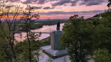 Ukrayna 'nın başkenti Kyiv' deki Volodymyr Tepesi 'ndeki Aziz Volodymyr Anıtı. Anıt 1853 yılında dikildi.
