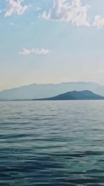 Güneşli bir yaz gününde Adriyatik Denizi. Dikey Video