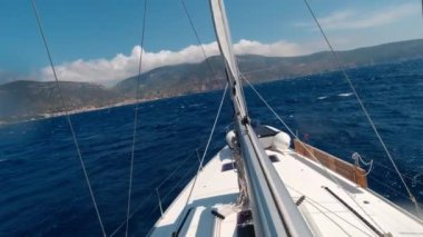 Güneşli bir yaz gününde yelkenli ile bir yatta deniz maceraları. Tatil ve yaz tatili konsepti