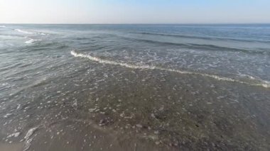 Sabahın erken saatlerinde sakin bir deniz manzarası. Yavaş çekim