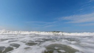 Dalgalar denizde fırtınanın ortasında kıyıya çarpar. Ağır çekim, okyanusun türbülansını yakalar.. 